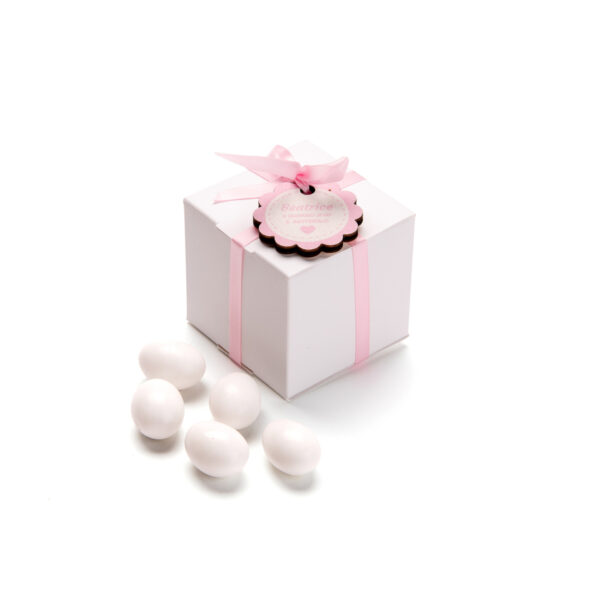 Cubo in carta bianca con nastro rosa e medaglietta in compensato rosa personalizzabile